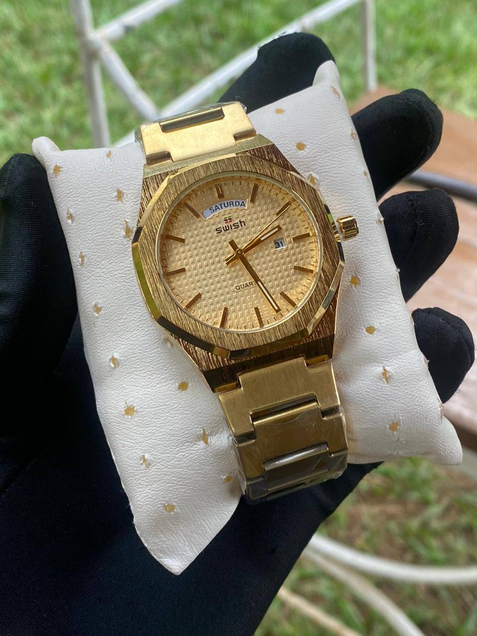 SWISH STYLISH GENTS WATCH DAY/DATE DISPLAY BATTERY POWERED STAINLESS STEEL WATER RESISTANT ENQUIRIES