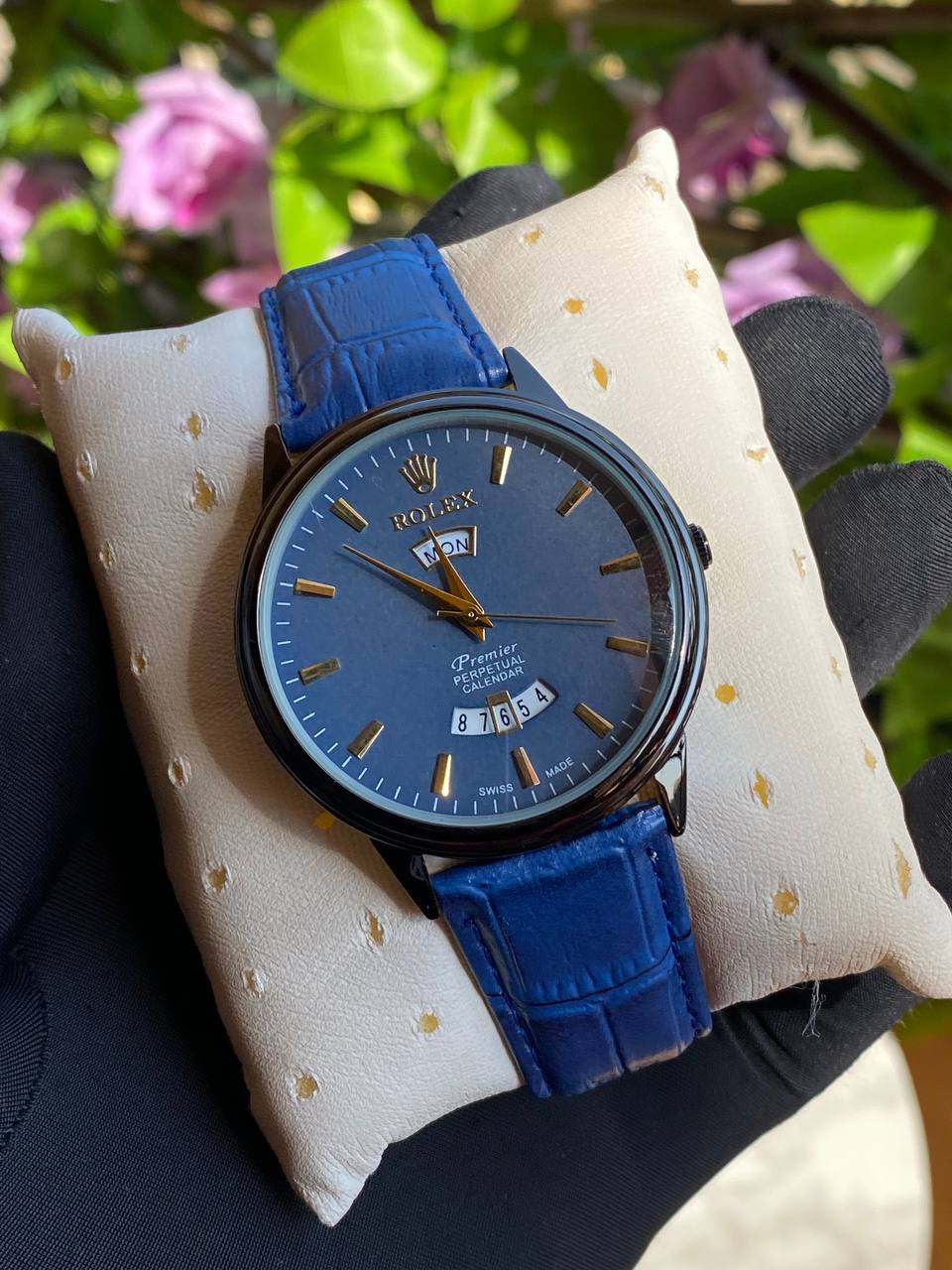 LEATHER DAY&DATE GENTS WATCH DAY&DATE DISPLAY WATER RESISTANT FINELY POLISHED LEATHER STRAP STAINLESS STEEL CASE ENQUIRIES