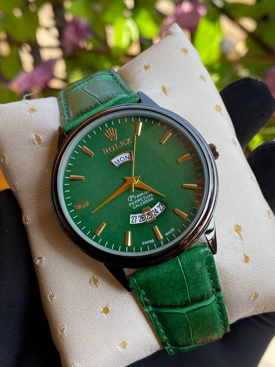 LEATHER DAY&DATE GENTS WATCH DAY&DATE DISPLAY WATER RESISTANT FINELY POLISHED LEATHER STRAP STAINLESS STEEL CASE ENQUIRIES