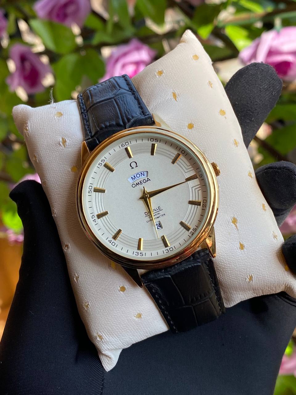 LEATHER DAY&DATE GENTS WATCH DAY&DATE DISPLAY WATER RESISTANT FINELY POLISHED LEATHER STRAP STAINLESS STEEL CASE ENQUIRIES