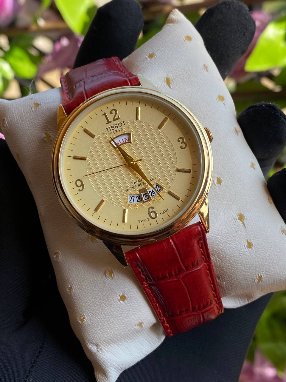 LEATHER DAY&DATE GENTS WATCH DAY&DATE DISPLAY WATER RESISTANT FINELY POLISHED LEATHER STRAP STAINLESS STEEL CASE ENQUIRIES