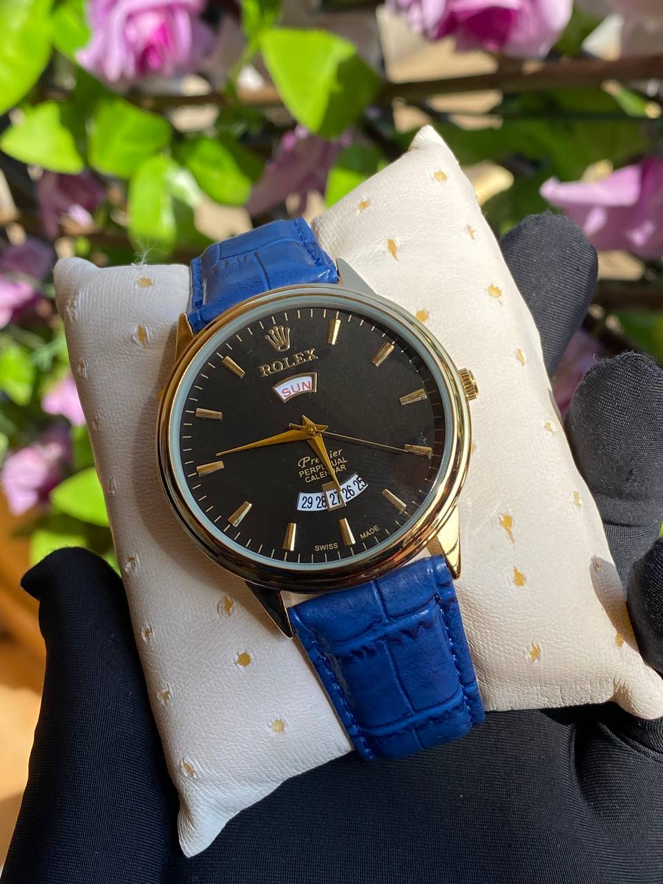 LEATHER DAY&DATE GENTS WATCH DAY&DATE DISPLAY WATER RESISTANT FINELY POLISHED LEATHER STRAP STAINLESS STEEL CASE ENQUIRIES