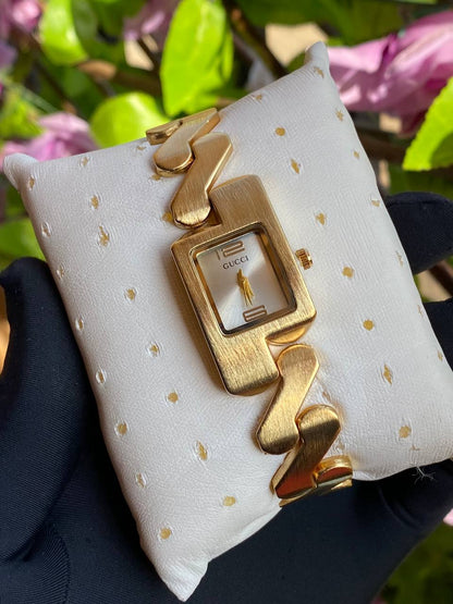 GUCCI LADIES WATCH WATER RESISTANT NONE FADE BATTERY POWERED AND ENQUIRIES