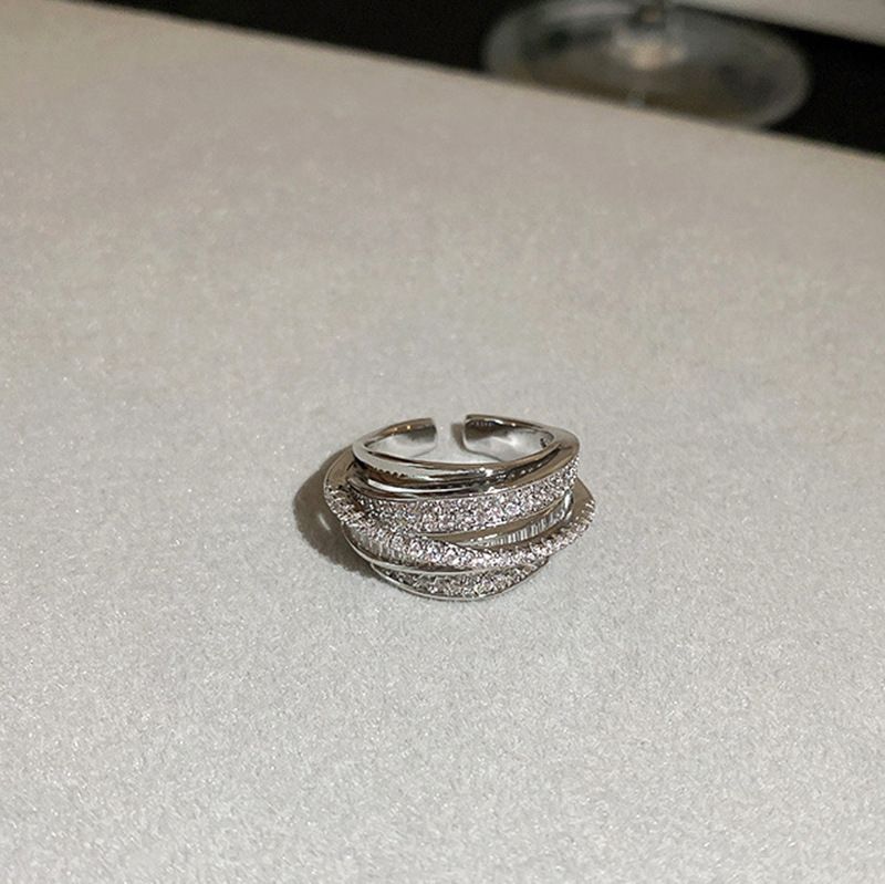 Design an irregular ring set for women with a simple, multi-layered, versatile and elegant personality