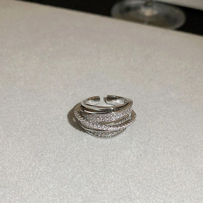 Design an irregular ring set for women with a simple, multi-layered, versatile and elegant personality