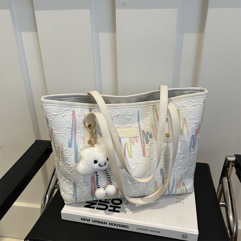 Trendy Large-Capacity Tote Bag for Women 2024 – Minimalist Design with Cute Pendant, Stylish Shoulder Bag for Work and Commute