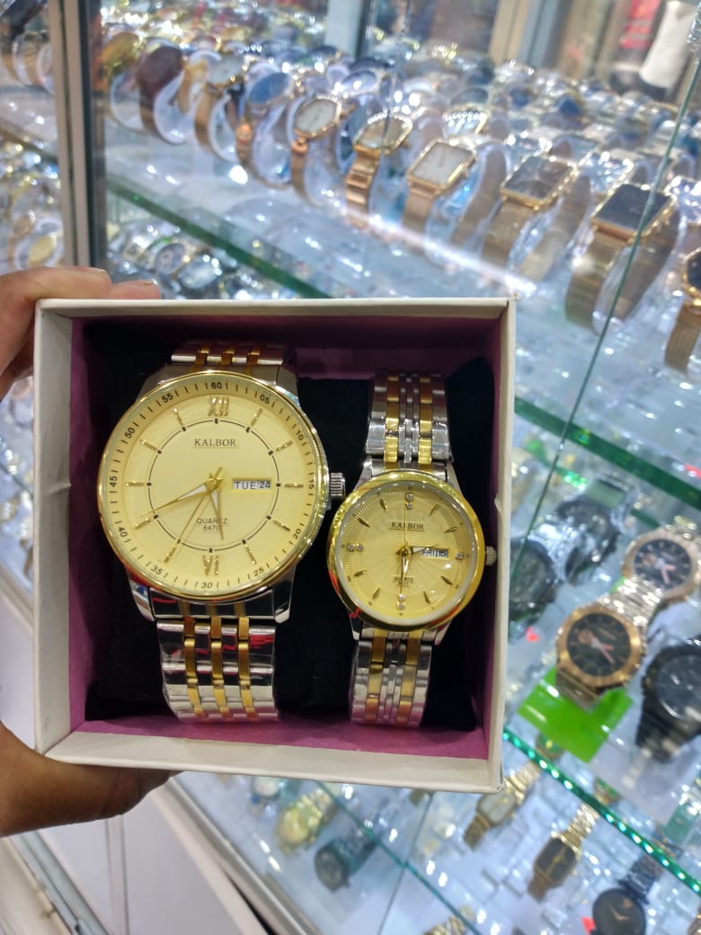 Kalbor Couple Watches Set – Matching His & Hers Round Quartz Wristwatches with Stainless Steel Bands, Splash-Resistant 30 m, Elegant Gift Pack, Classic Black & White Dial Combo