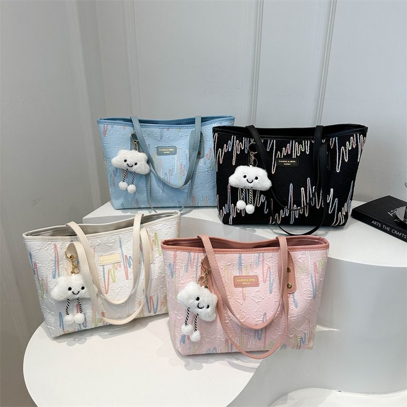 Trendy Large-Capacity Tote Bag for Women 2024 – Minimalist Design with Cute Pendant, Stylish Shoulder Bag for Work and Commute