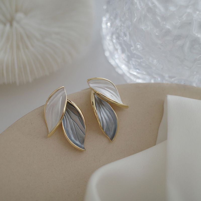 New Korean Arrival Metal Trendy Fresh Lovely Sweet Grey Leaf Stud Earrings for Women 2024 Fashion Jewelry Gifts