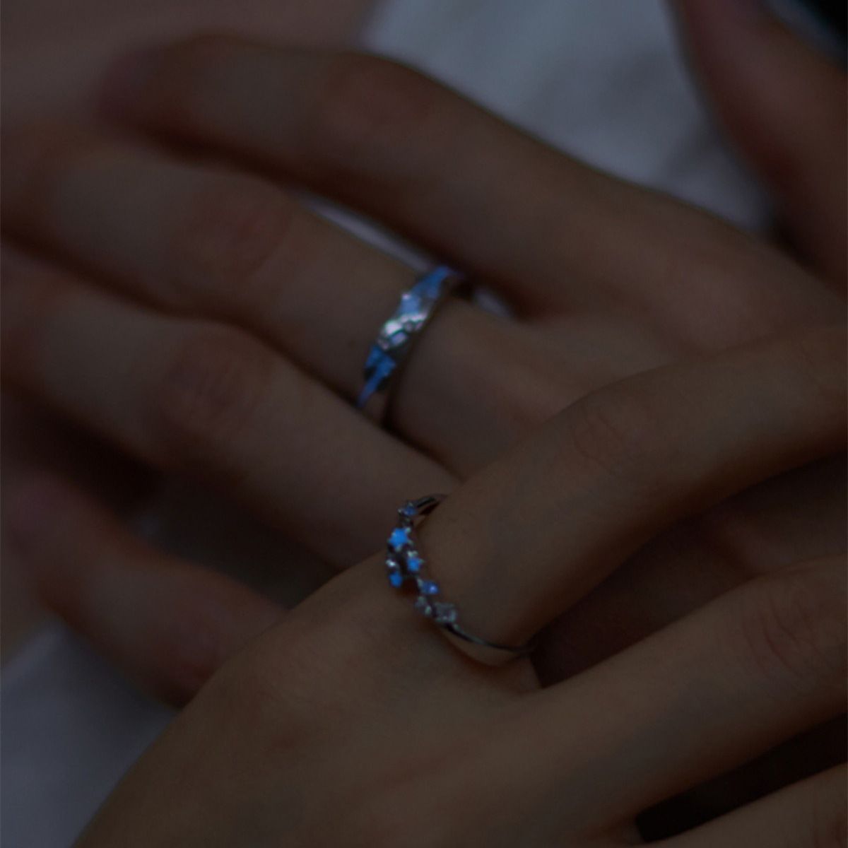 2Pcs Fashion Blue Luminous Star Couple Ring Glow In Dark Fluorescent Zircon Ring Women Men Adjustable Finger Rings Jewelry Gifts