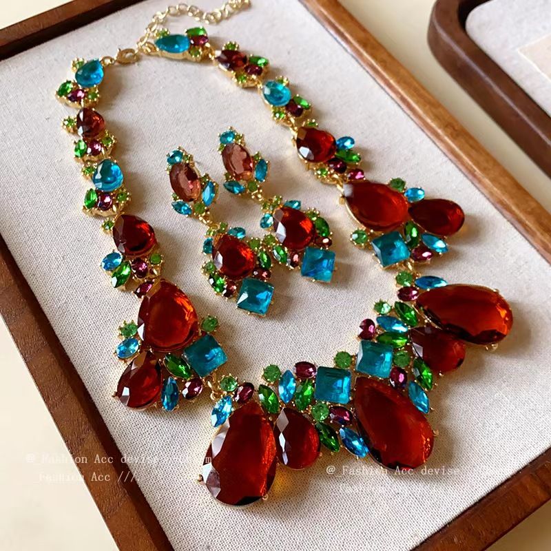 Diamond studded water droplet necklace earring set pendant, luxurious and high-end collarbone chain accessory