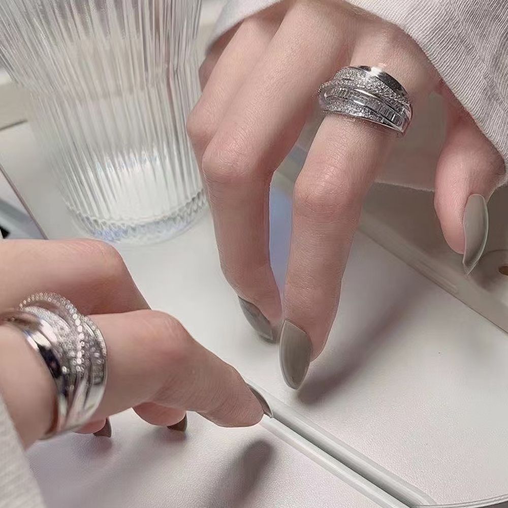 Design an irregular ring set for women with a simple, multi-layered, versatile and elegant personality