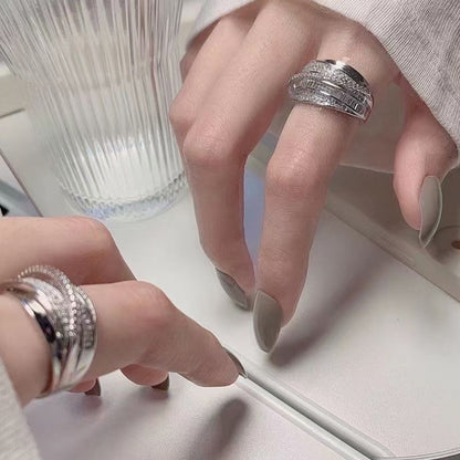Design an irregular ring set for women with a simple, multi-layered, versatile and elegant personality