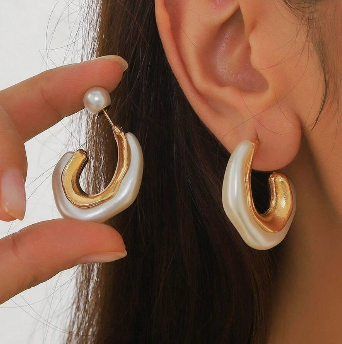 Irregular shaped pearl C-shaped earrings, high-end fashion, simple retro earrings