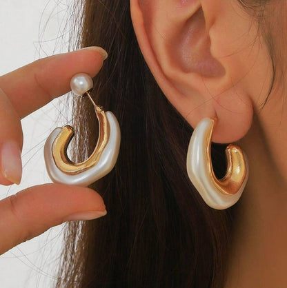 Irregular shaped pearl C-shaped earrings, high-end fashion, simple retro earrings