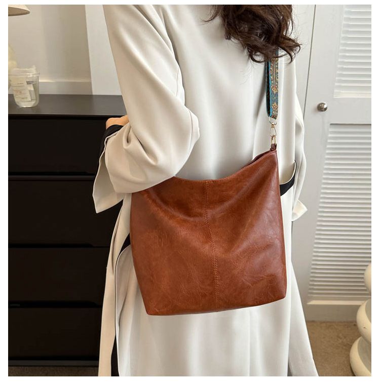 Hot Selling Foreign trade high-capacity new retro broadband single shoulder crossbody high-end texture commuting bucket women's bag