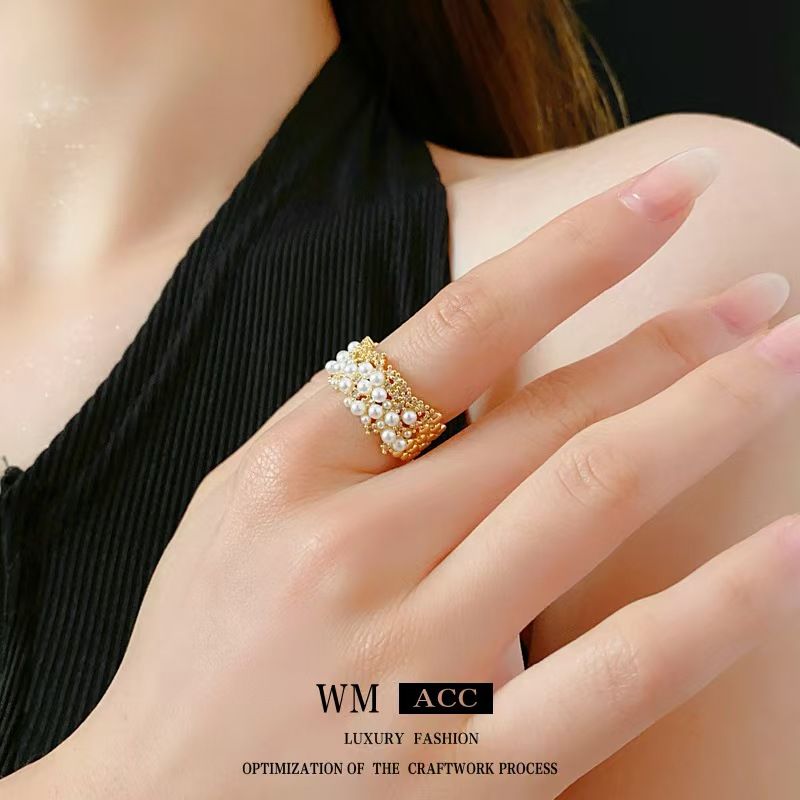 Diamond studded simple and fashionable wide face ring, retro palace style index finger ring, light luxury and high-end feel bracelet