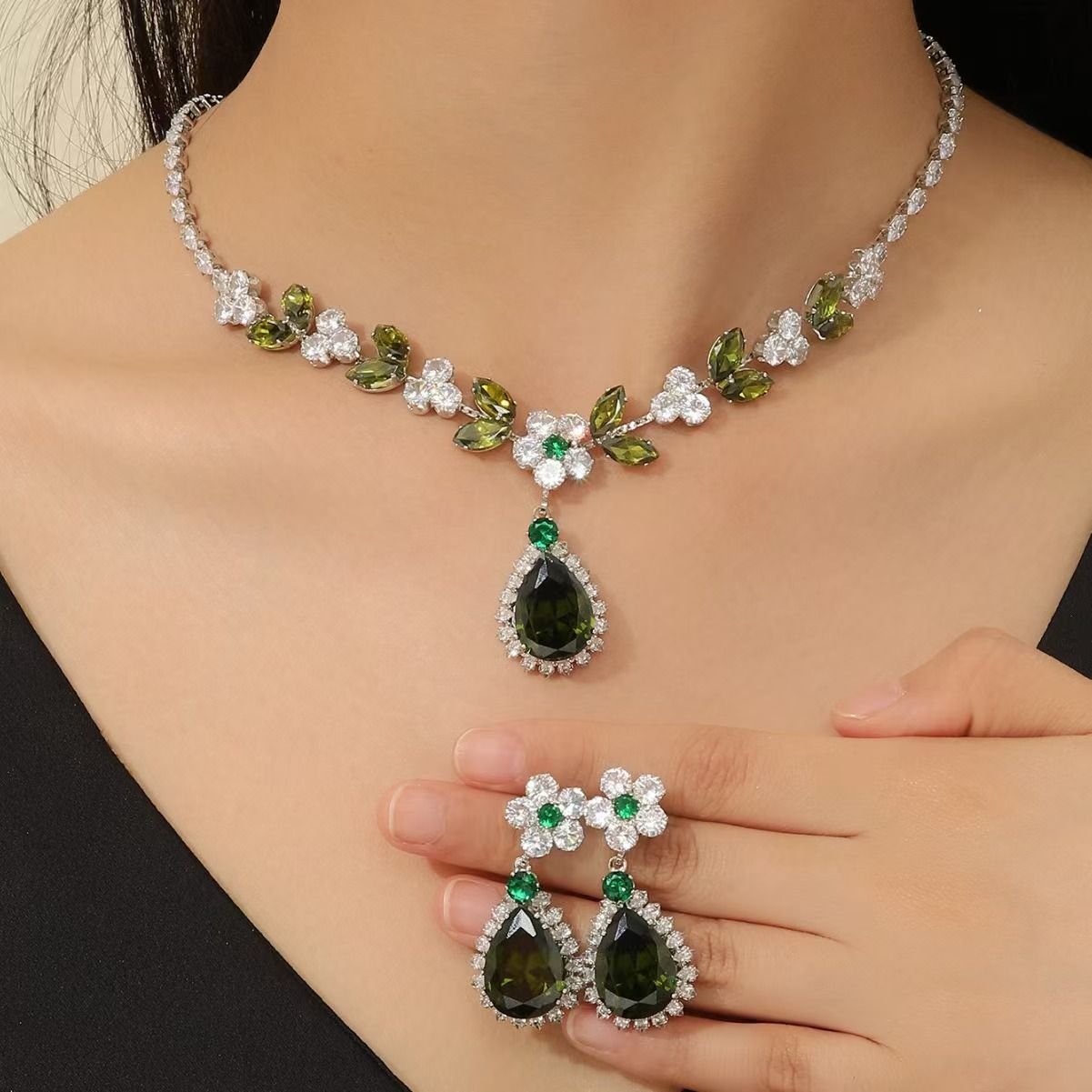 Diamond studded water droplet necklace earring set pendant, luxurious and high-end collarbone chain accessory