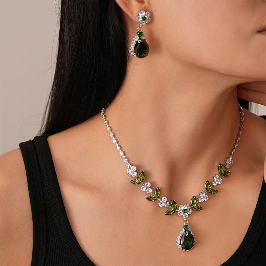 Diamond studded water droplet necklace earring set pendant, luxurious and high-end collarbone chain accessory