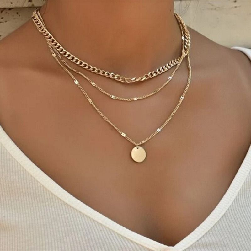 Multi layer necklaces, accessories, collarbone chains, short necklaces, pendants, sweater chains, suitable for both men and women. Multi layer necklaces have a layered feel