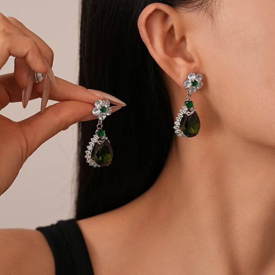 Diamond studded water droplet necklace earring set pendant, luxurious and high-end collarbone chain accessory