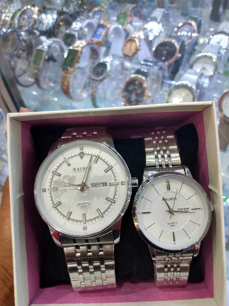 Kalbor Couple Watches Set – Matching His & Hers Round Quartz Wristwatches with Stainless Steel Bands, Splash-Resistant 30 m, Elegant Gift Pack, Classic Black & White Dial Combo