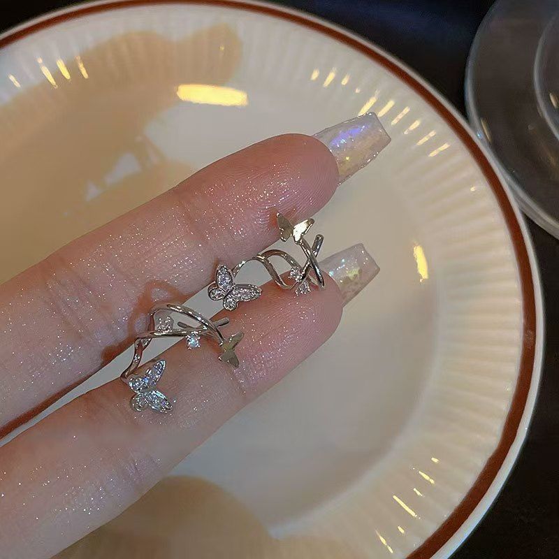 Zircon butterfly earrings with a niche design sense, feature a Korean-style retro personality, are simple yet versatile, exude an elegant temperament, and are fashionable earrings.