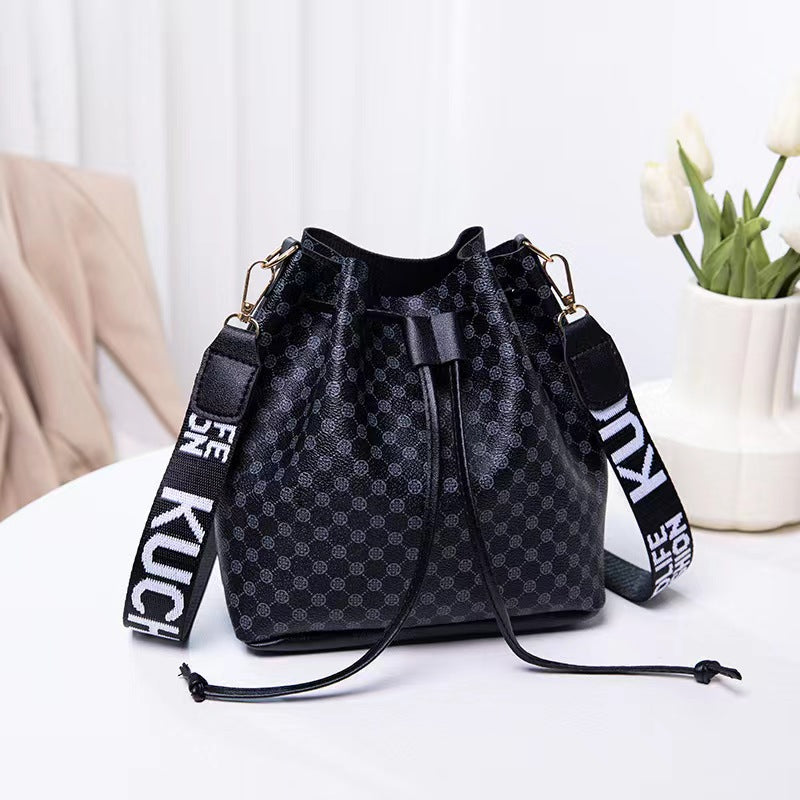 New fashion personality drawstring commuter bag Fashion trend single shoulder crossbody bag